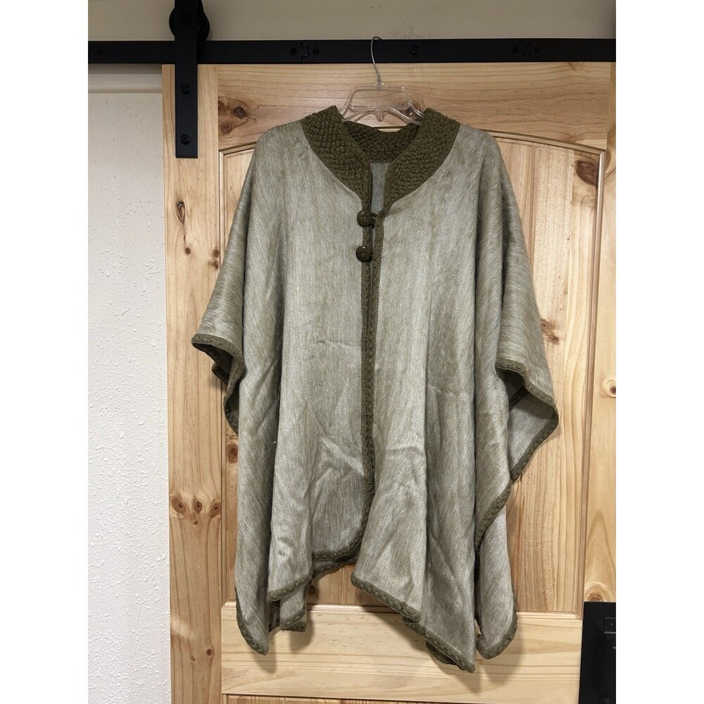 Uno Alla Volta Shupaca Poncho Shawl One Size Women’s Beige Alpaca Cape Buttons